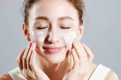 多次洗臉等于卸妝完成？ 警惕卸妝的7大誤區(qū)