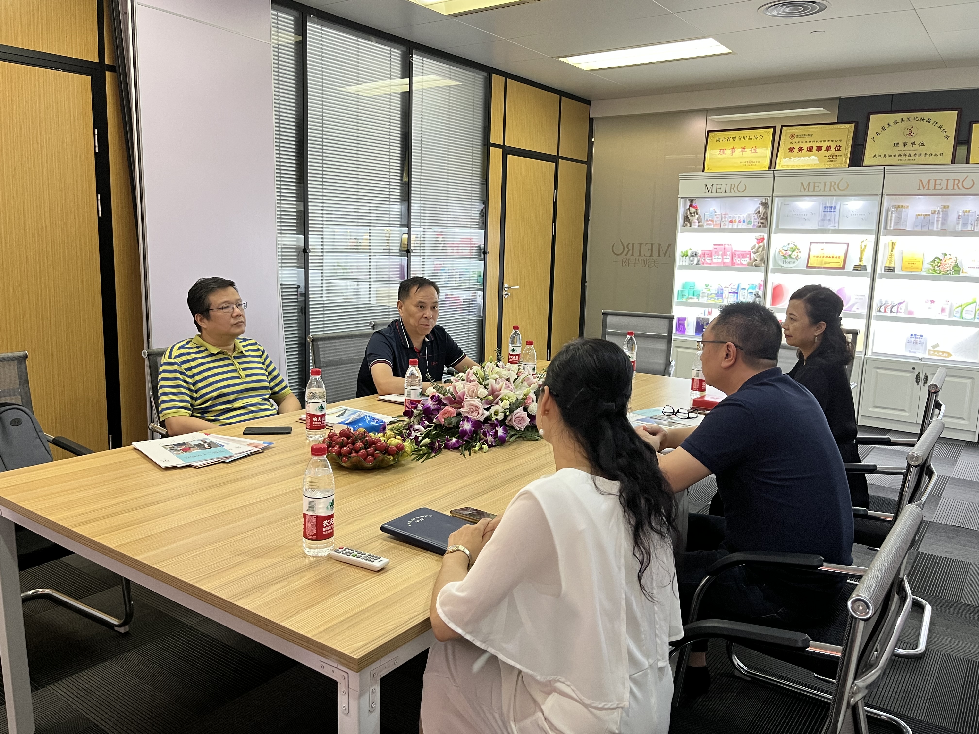 武漢市委統(tǒng)戰(zhàn)部、市民盟領(lǐng)導(dǎo)蒞臨東信醫(yī)藥集團(tuán)參觀考察